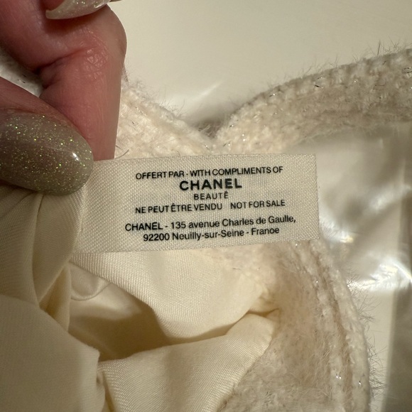 Chanel Winter Tote with Gold Logo - Picture 5 of 5